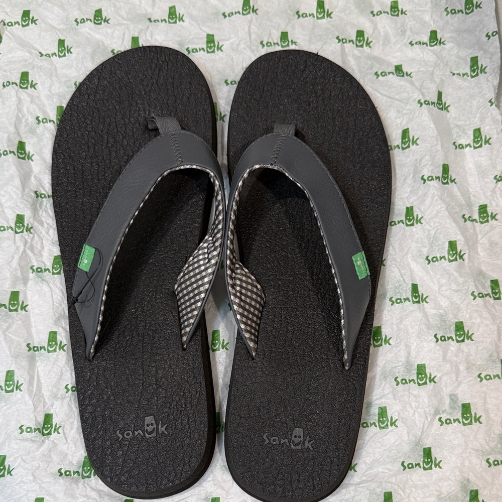 Sanuk Black and Gray Flip Flops